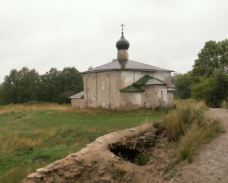 Церковь Космы и Дамиана с Гремячей Горы, Псков (Псков, город, Псковская область). общий вид в ландшафте
