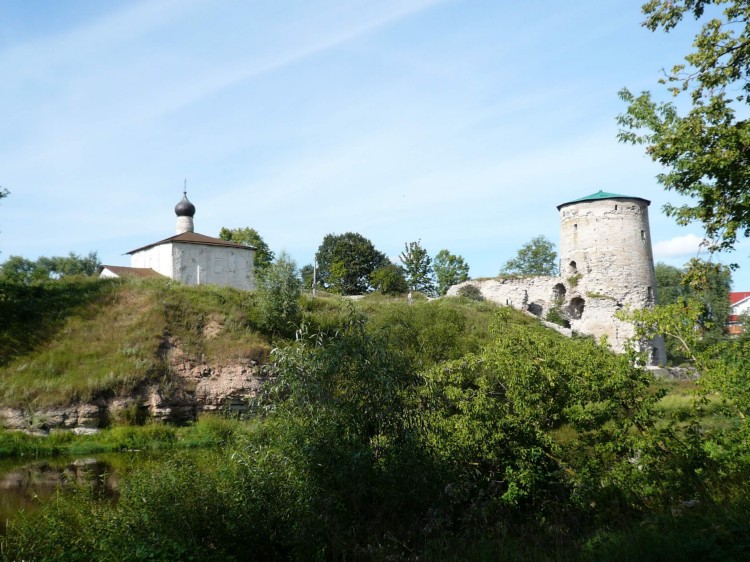 Церковь Космы и Дамиана с Гремячей Горы, Псков (Псков, город, Псковская область). общий вид в ландшафте