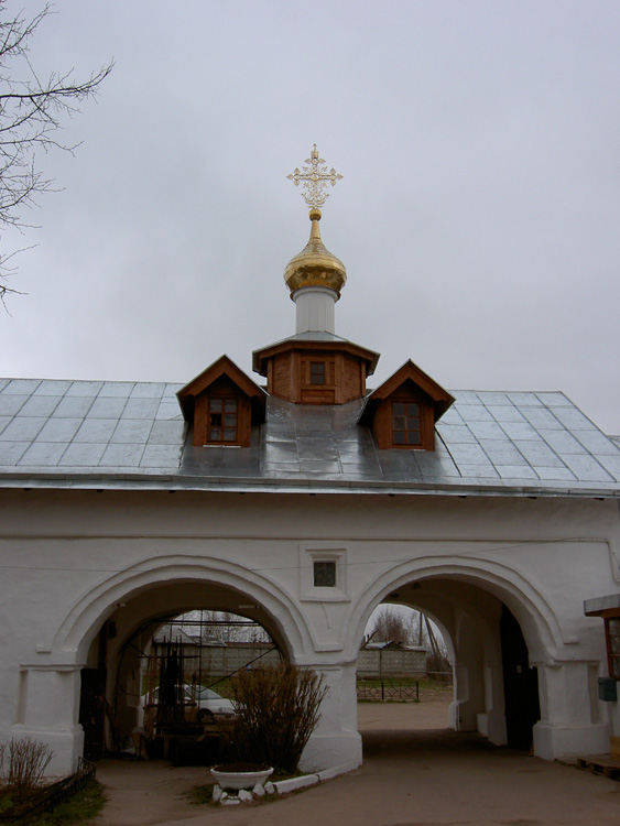 Псков. Снетогорский женский монастырь. дополнительная информация, Северные ворота, вид с юга.