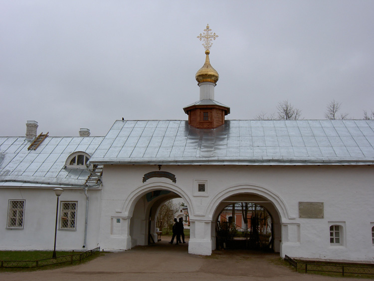 Псков. Снетогорский женский монастырь. дополнительная информация, Северные ворота, вид с севера