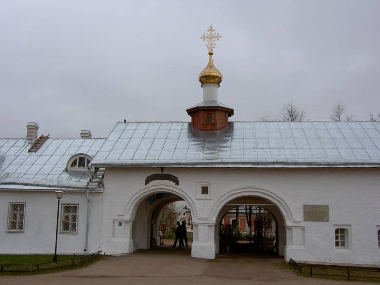 Снетогорский женский монастырь, Псков (Псков, город, Псковская область). дополнительная информация, Северные ворота, вид с севера