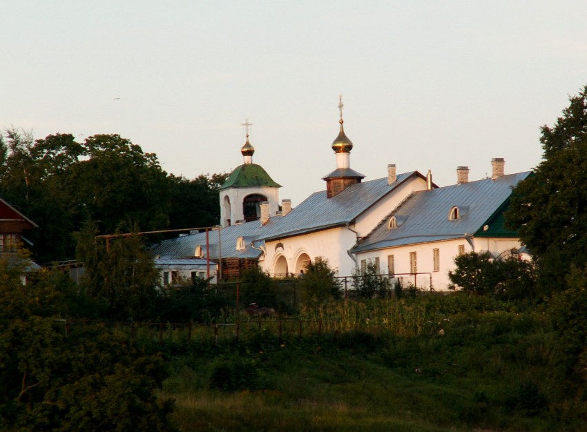 Псков. Снетогорский женский монастырь. дополнительная информация, Въездные ворота и звонница