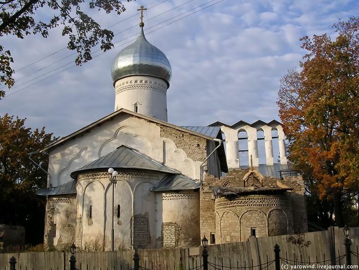 Псков. Церковь Богоявления Господня с Запсковья. фасады