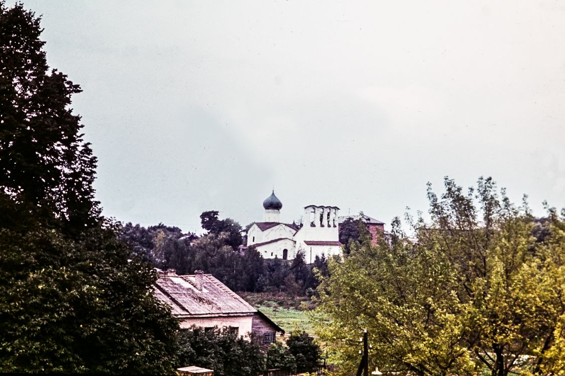 Псков. Церковь Богоявления Господня с Запсковья. общий вид в ландшафте, Оцифрованный слайд 1975 года
