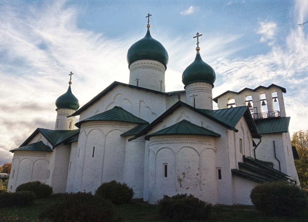 Псков. Церковь Богоявления Господня с Запсковья. фасады