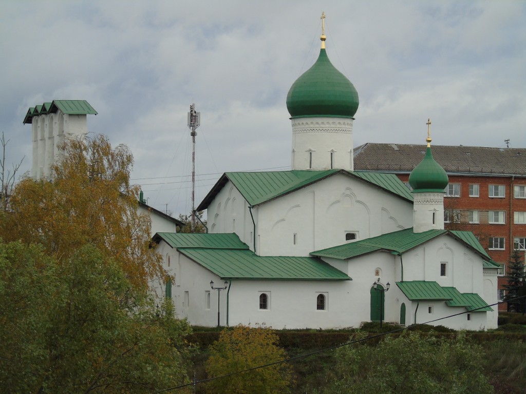 Псков. Церковь Богоявления Господня с Запсковья. фасады