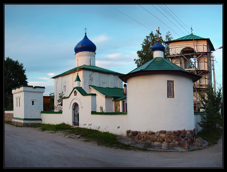 Псков. Церковь Константина и Елены. общий вид в ландшафте