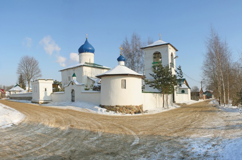 Псков. Церковь Константина и Елены. общий вид в ландшафте