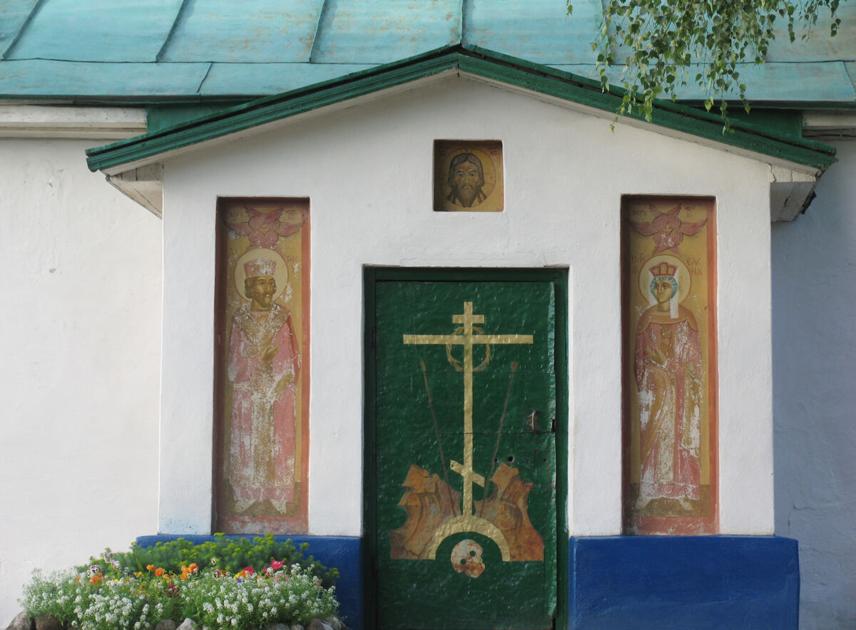 Церковь Константина и Елены, Псков (Псков, город, Псковская область). дополнительная информация, Голгофа и образы свв. Константина и Елены