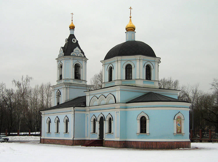 Капотня. Церковь Рождества Пресвятой Богородицы в Капотне. общий вид в ландшафте