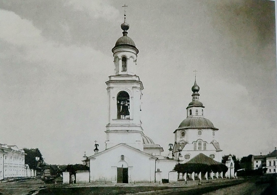 Церковь Параскевы Пятницы в Калашном ряду, Ярославль (Ярославль, город, Ярославская область). архивная фотография, Церковь Параскевы пятницы слева. фото 1900-1917 год. с http://yargid.ru/