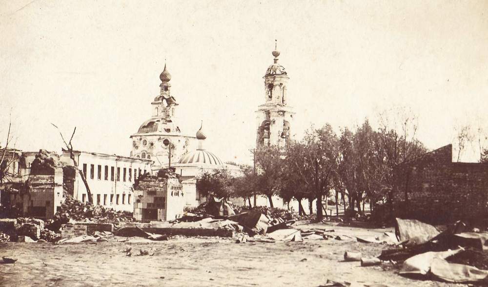 Окрестности Пятницкого прихода после обстрела города красной артиллерией. 1918 год yarwiki.ru, архивная фотография. Церковь Параскевы Пятницы в Калашном ряду, Ярославль (Ярославль, город, Ярославская область)