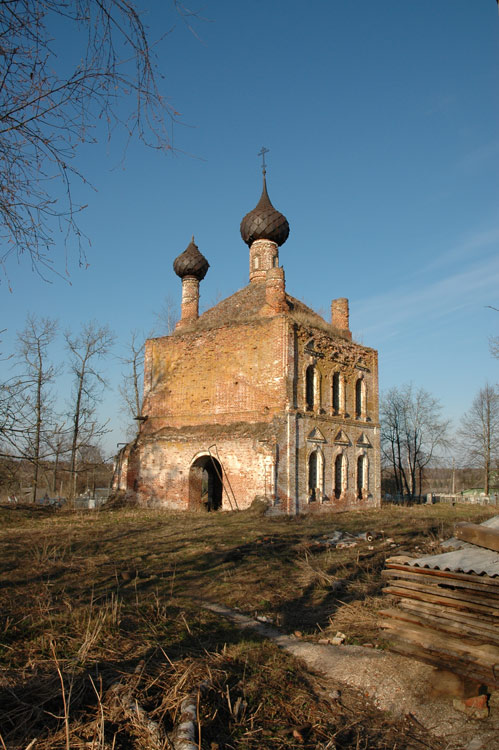 Церковь Покрова Пресвятой Богородицы, Покров (Даниловский район, Ярославская область). общий вид в ландшафте