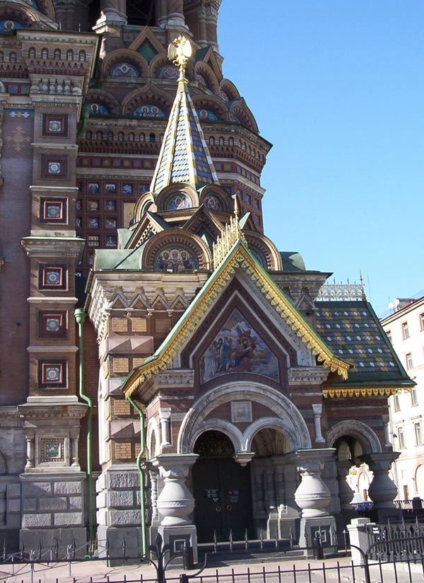 Собор Воскресения Христова, Центральный район (Санкт-Петербург, г. Санкт-Петербург). архитектурные детали, Вход в храм с северной стороны. На фронтоне мозаика "Несение креста" по эскизу В.М. Васнецова
