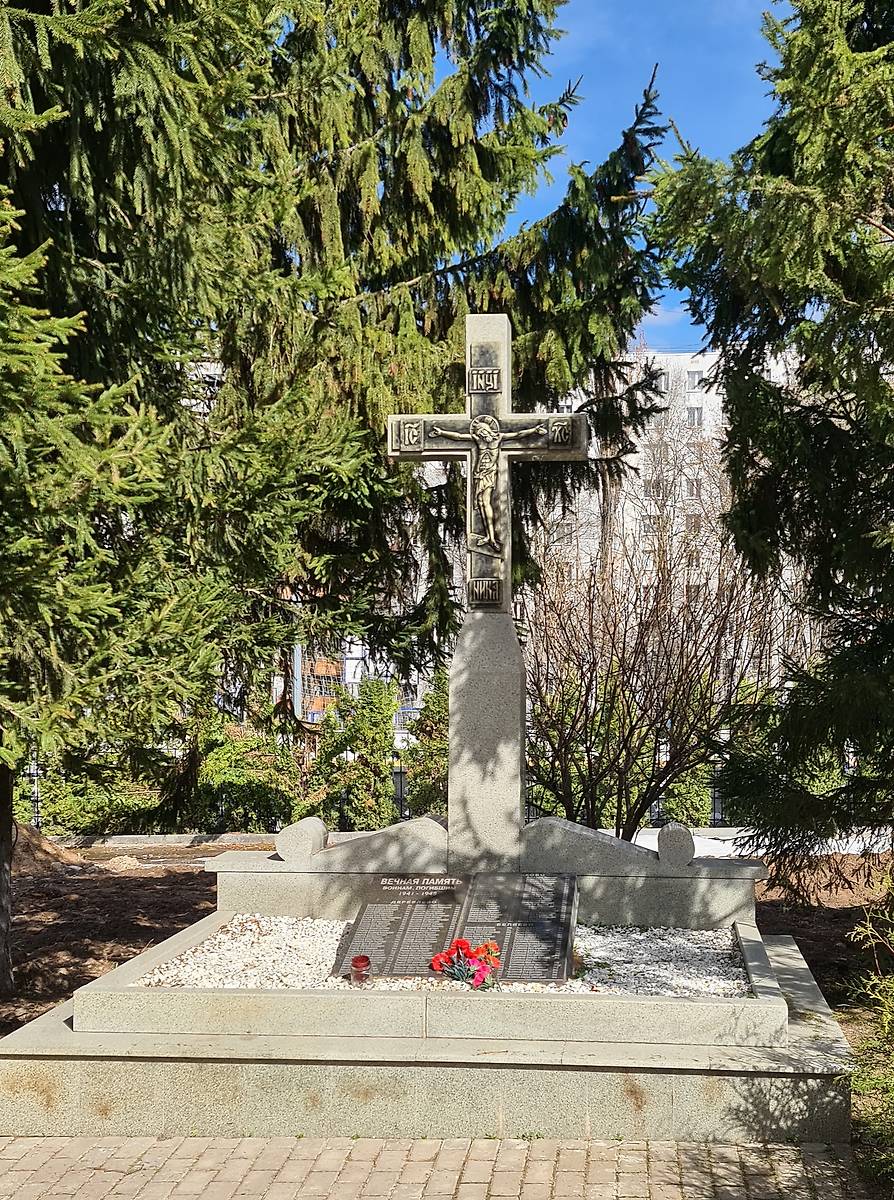 Памятник воинам, погибшим в Великой Отечественной войне  - жителям деревень Коньково, Беляево, Деревлево. , дополнительная информация. Церковь Троицы Живоначальной в Конькове, Коньково (Юго-Западный административный округ (ЮЗАО), г. Москва)