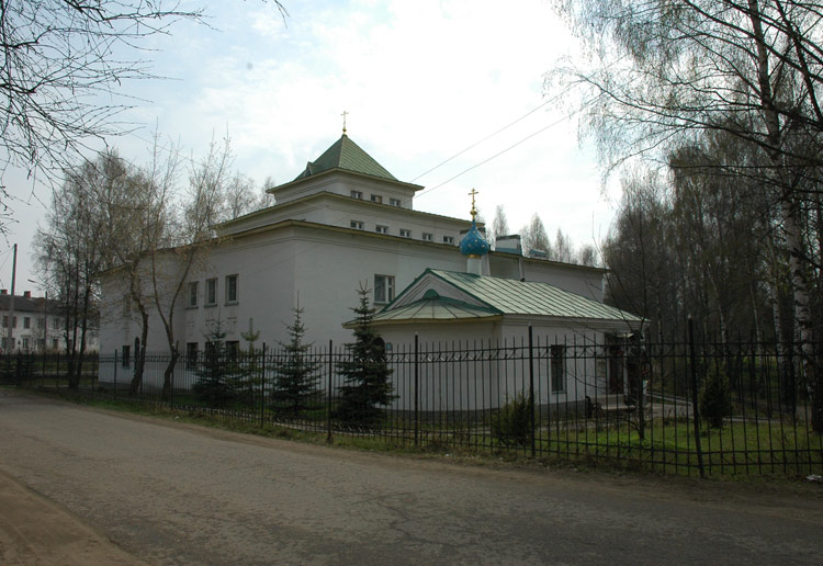Семибратово. Церковь Серафима Саровского. общий вид в ландшафте