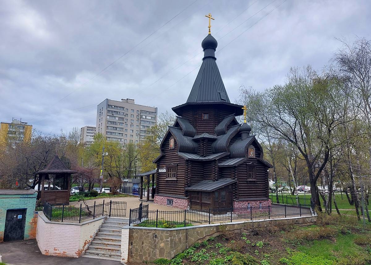 общий вид в ландшафте. Церковь Алексия, митрополита Московского в Северном Медведкове, Северное Медведково (Северо-Восточный административный округ (СВАО), г. Москва)