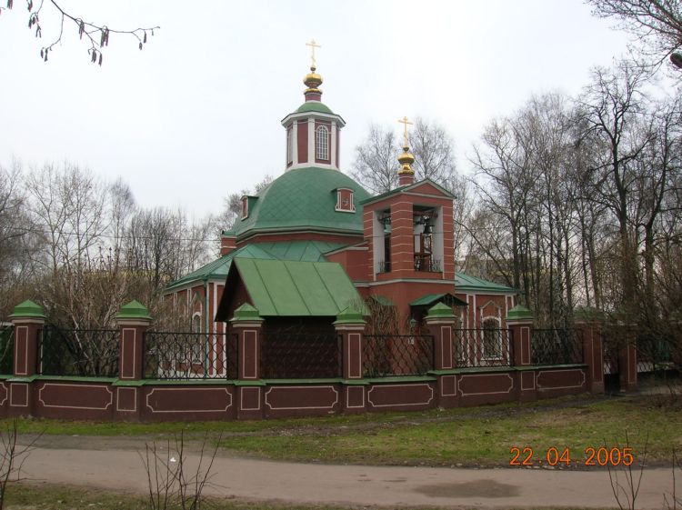 Церковь Троицы Живоначальной в Воронцове, Обручевский (Юго-Западный административный округ (ЮЗАО), г. Москва). общий вид в ландшафте