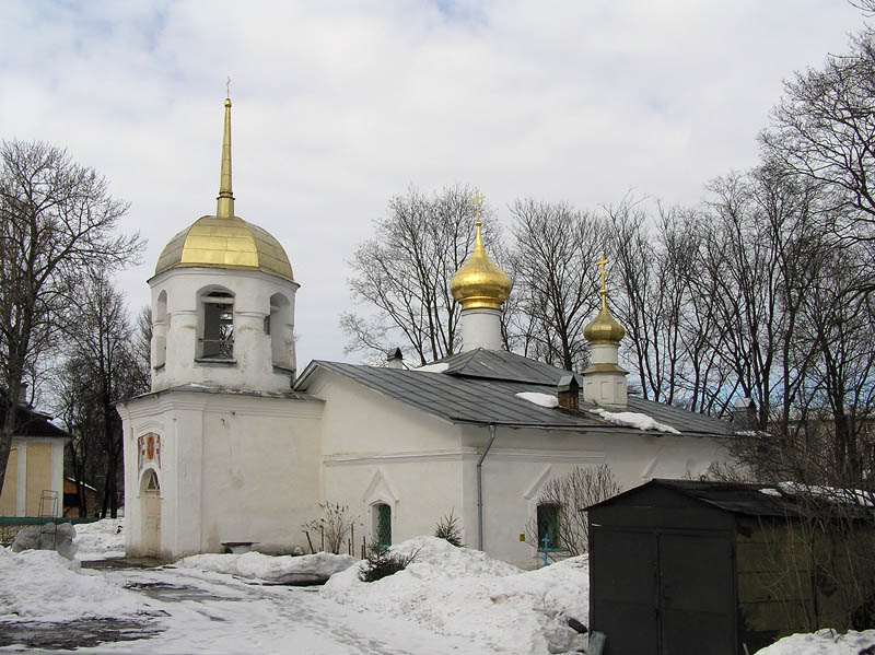 Псков. Церковь Алексия, человека Божия, с Поля. общий вид в ландшафте