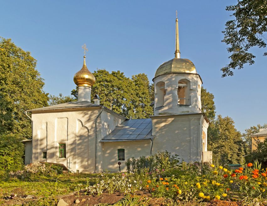 Псков. Церковь Алексия, человека Божия, с Поля. общий вид в ландшафте