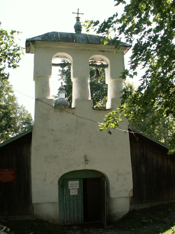 Церковь Сергия Радонежского и Никандра, Изборск (Печорский район, Псковская область). фасады, На дату съемки (11 августа 2005г.) в церкви находится экспозиция "Каменная летопись Изборска"