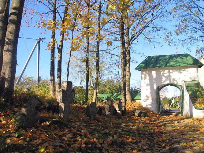 Церковь Сергия Радонежского и Никандра, Изборск (Печорский район, Псковская область). дополнительная информация, Кресты у церкви