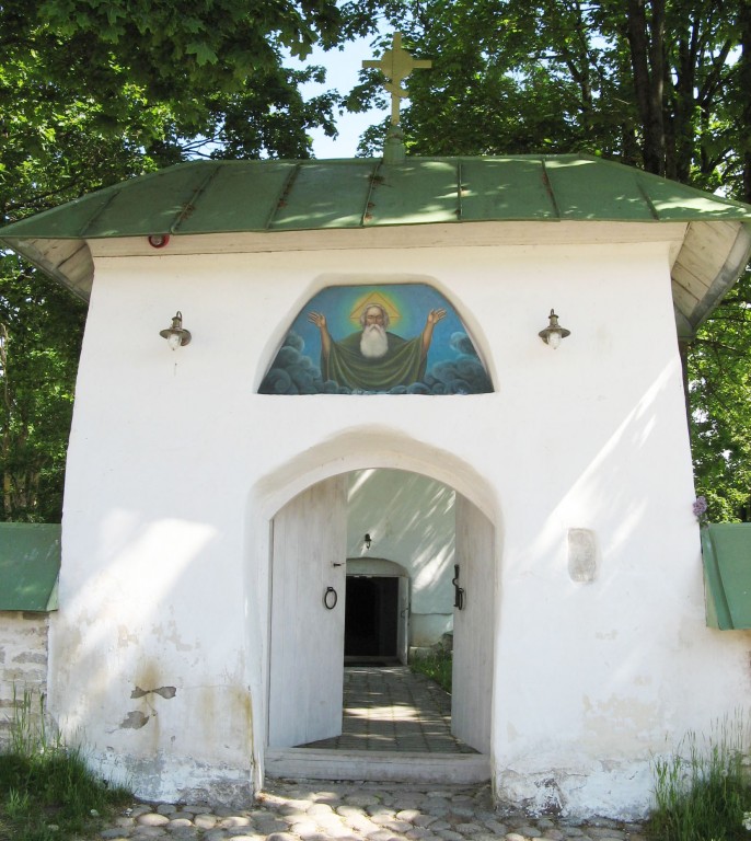 Церковь Сергия Радонежского и Никандра, Изборск (Печорский район, Псковская область). дополнительная информация, Главные врата ограды церкви