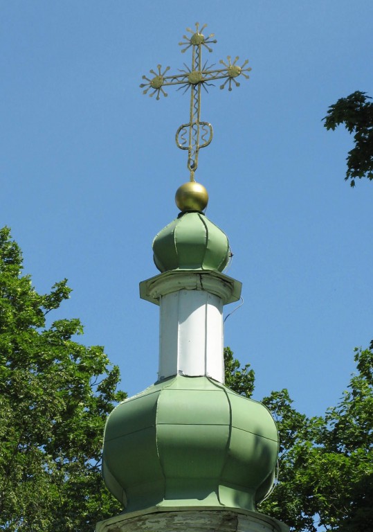 Церковь Сергия Радонежского и Никандра, Изборск (Печорский район, Псковская область). архитектурные детали, Основной объем завершается  декоративным барабаном и главкою с крестом,
