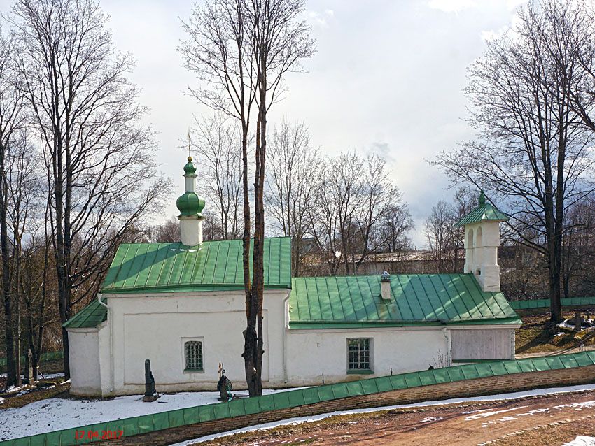 Изборск. Церковь Сергия Радонежского и Никандра. общий вид в ландшафте