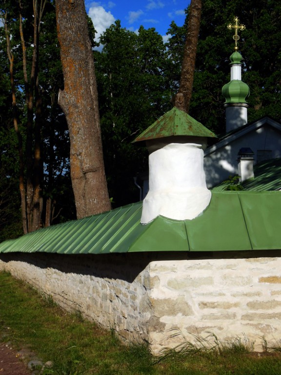 Церковь Сергия Радонежского и Никандра, Изборск (Печорский район, Псковская область). архитектурные детали, Угловая башенка ограды