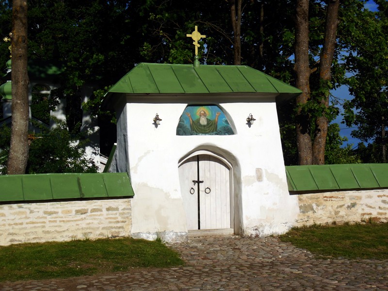 Церковь Сергия Радонежского и Никандра, Изборск (Печорский район, Псковская область). фасады, Врата ограды