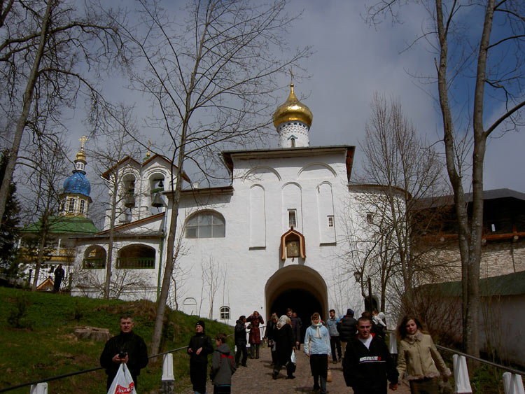 Успенский Псково-Печерский монастырь. Надвратная церковь Николая Чудотворца, Печоры (Печорский район, Псковская область). общий вид в ландшафте