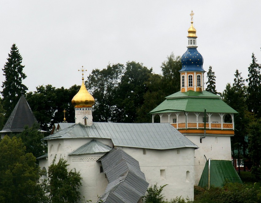 Печоры. Успенский Псково-Печерский монастырь. Надвратная церковь Николая Чудотворца. общий вид в ландшафте