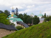 Успенский Псково-Печерский монастырь. Надвратная церковь Николая Чудотворца, В составе северного прясла крепостной стены на фоне Петровской башни и церкви Мучеников Севастийских<br>, Печоры, Печорский район, Псковская область