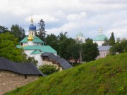 Успенский Псково-Печерский монастырь. Надвратная церковь Николая Чудотворца, В составе северного прясла крепостной стены на фоне Петровской башни и церкви Мучеников Севастийских<br>, Печоры, Печорский район, Псковская область