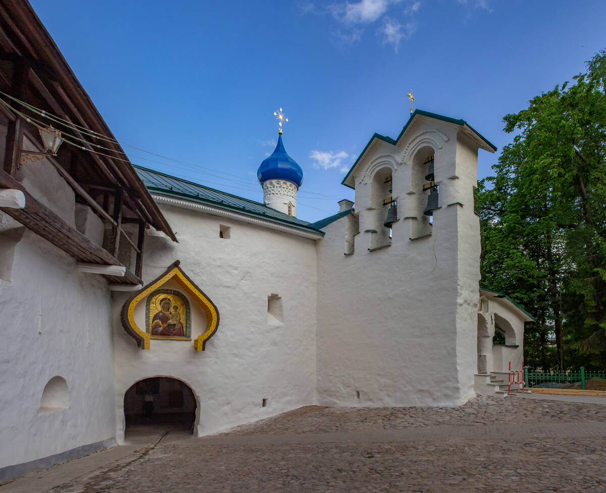Успенский Псково-Печерский монастырь. Надвратная церковь Николая Чудотворца, Печоры (Печорский район, Псковская область). фасады, Вид с северо-запада