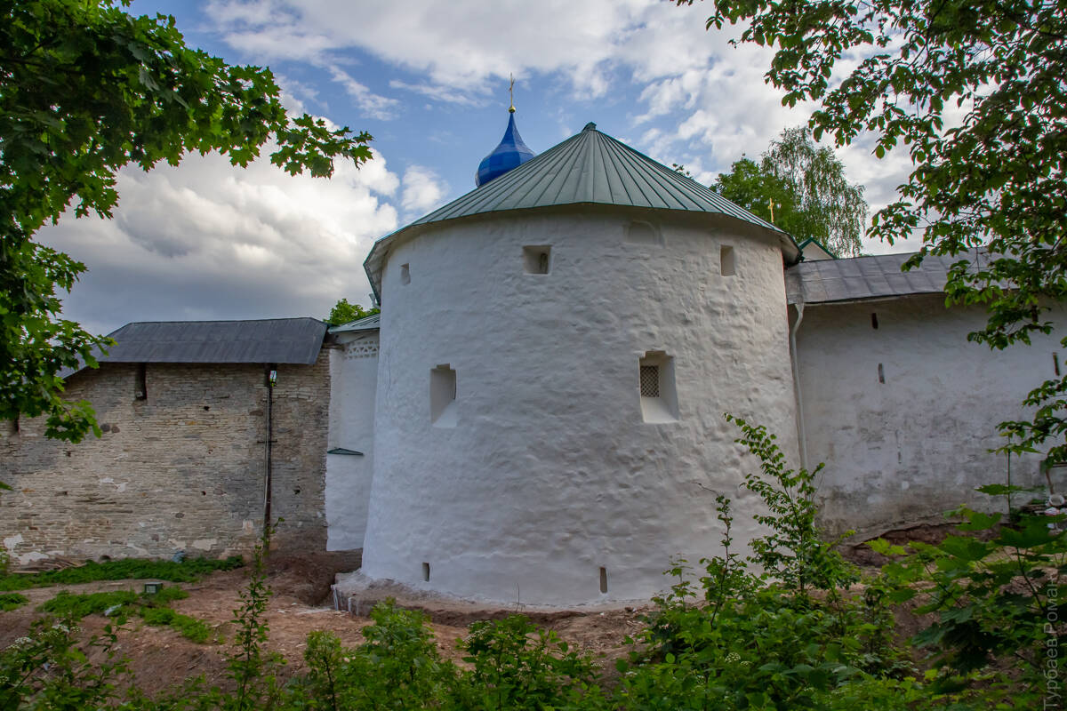 Успенский Псково-Печерский монастырь. Надвратная церковь Николая Чудотворца, Печоры (Печорский район, Псковская область). фасады, Вид с севера, с Никольской башней