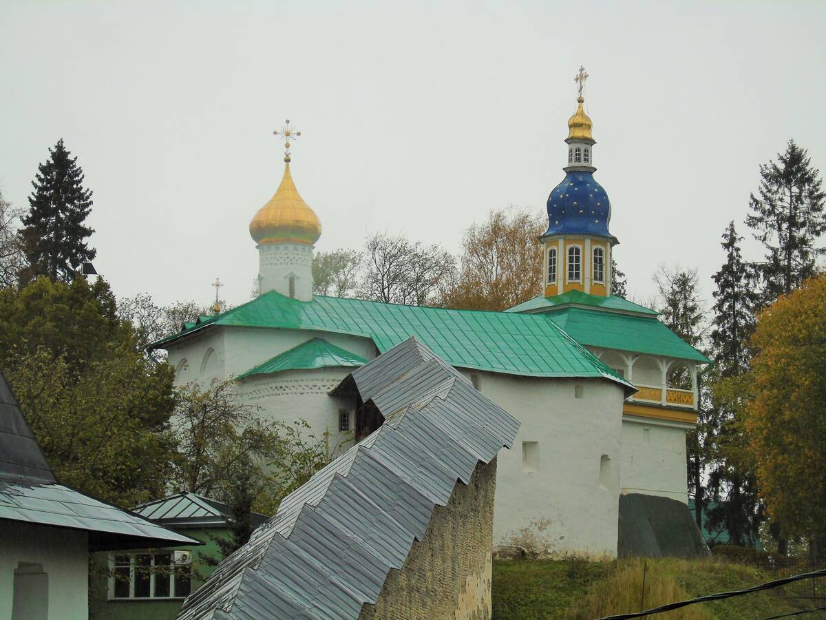 Успенский Псково-Печерский монастырь. Надвратная церковь Николая Чудотворца, Печоры (Печорский район, Псковская область). фасады