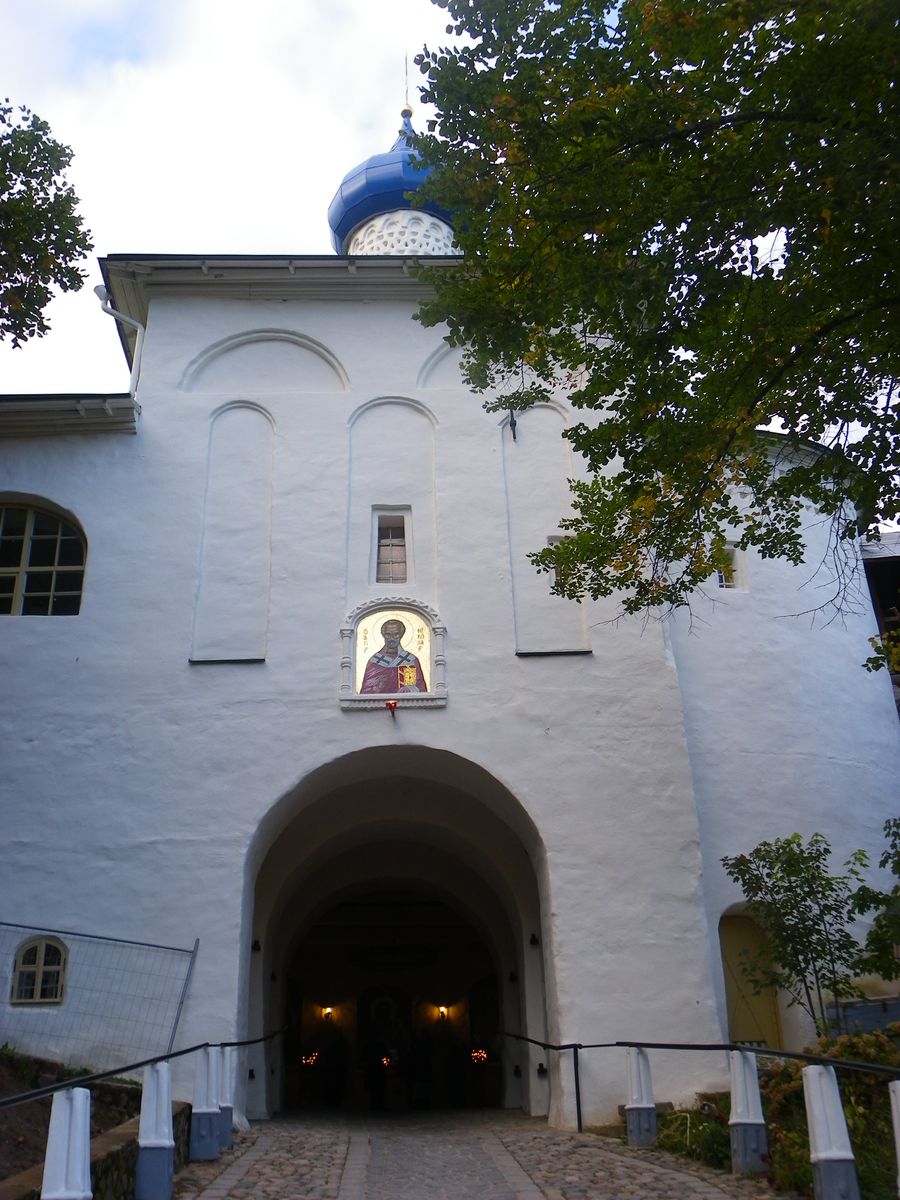 фасады. Успенский Псково-Печерский монастырь. Надвратная церковь Николая Чудотворца, Печоры (Печорский район, Псковская область)