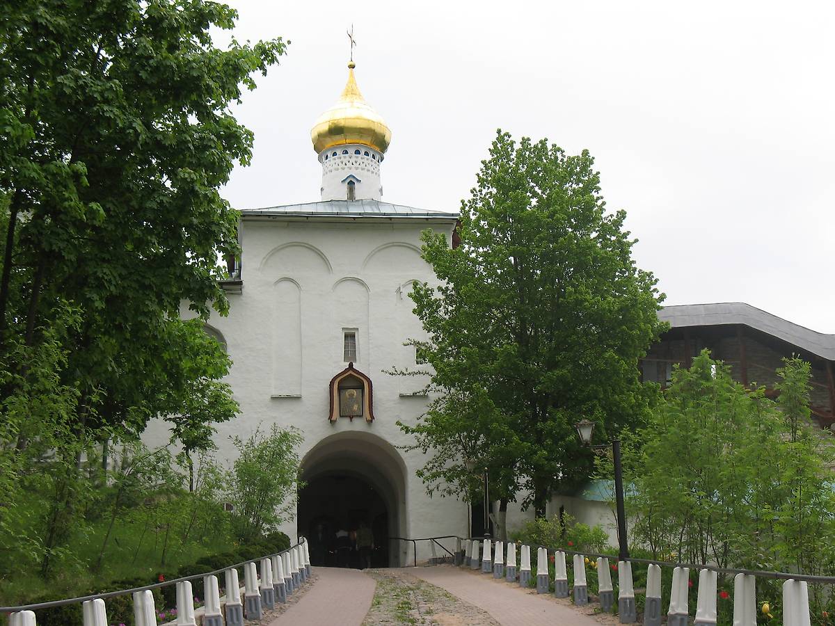 фасады. Успенский Псково-Печерский монастырь. Надвратная церковь Николая Чудотворца, Печоры (Печорский район, Псковская область)