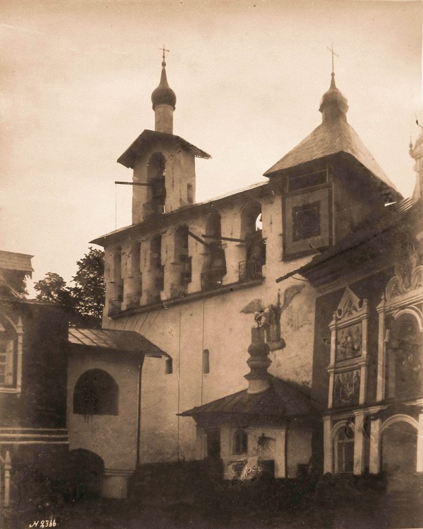 Успенский Псково-Печерский монастырь. Звонница, Печоры (Печорский район, Псковская область). архивная фотография, Фото с сайта http://andcvet.narod.ru