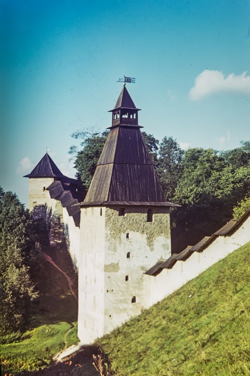 Печоры. Успенский Псково-Печерский монастырь. Звонница. архивная фотография, Оцифрованный слайд 1975 года