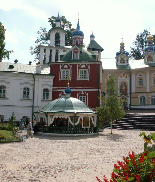 Успенский Псково-Печерский монастырь. Ризница, Печоры (Печорский район, Псковская область). фасады, На переднем плане - Древний колодец