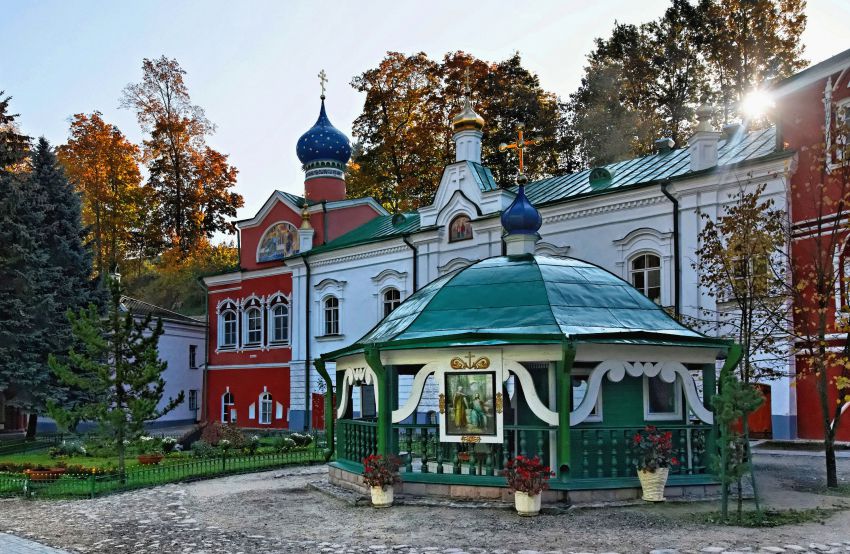 Успенский Псково-Печерский монастырь. Церковь Благовещения Пресвятой Богородицы, Печоры (Печорский район, Псковская область). общий вид в ландшафте