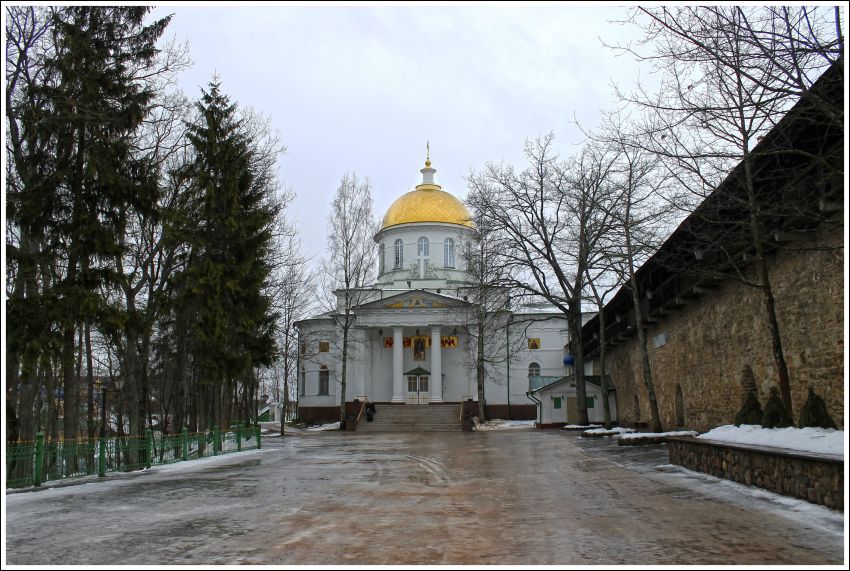 Печоры. Успенский Псково-Печерский монастырь. Собор Михаила Архангела. фасады