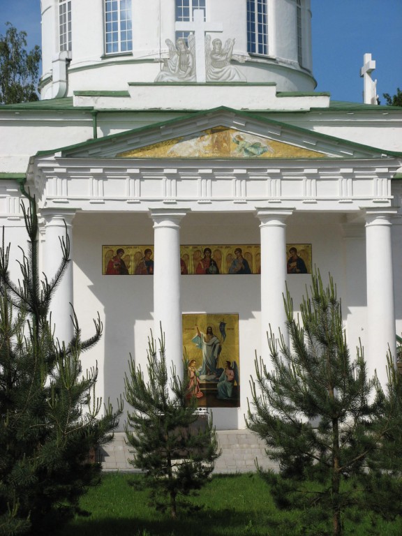 Успенский Псково-Печерский монастырь. Собор Михаила Архангела, Печоры (Печорский район, Псковская область). архитектурные детали, Южный фасад главного объема собора с портиками дорического ордера