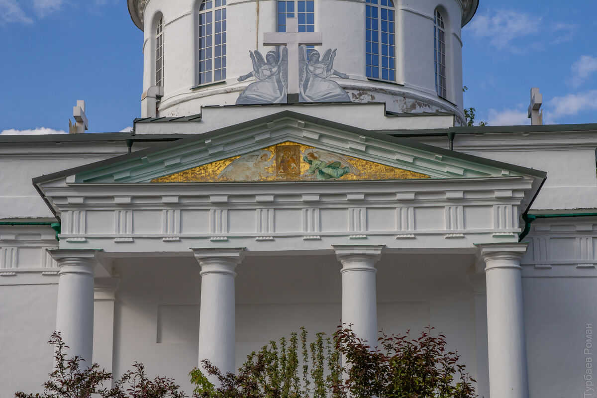 Успенский Псково-Печерский монастырь. Собор Михаила Архангела, Печоры (Печорский район, Псковская область). архитектурные детали, Фронтон южного портика