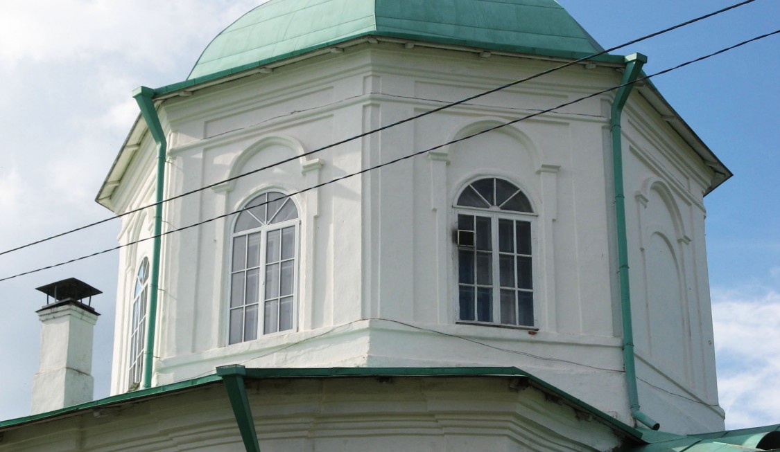 Церковь Сорока мучеников Севастийских, Печоры (Печорский район, Псковская область). архитектурные детали, Оконные проемы восьмерика с арочными перемычками, с лопастными сандриками над ними