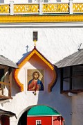 Печоры. Успенский Псково-Печерский монастырь. Святые ворота с церковью Корнилия