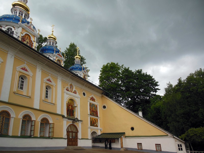 Печоры. Успенский Псково-Печерский монастырь. Церковь Покрова Пресвятой Богородицы. архитектурные детали, Стена с лавкой у входа в Покровскую церковь.